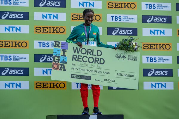 Эфиопская легкоатлетка Дирибе Велтеджи установила мировой рекорд в забеге на милю, преодолев дистанцию за 4 минуты 20,98 секунды - Sputnik Латвия