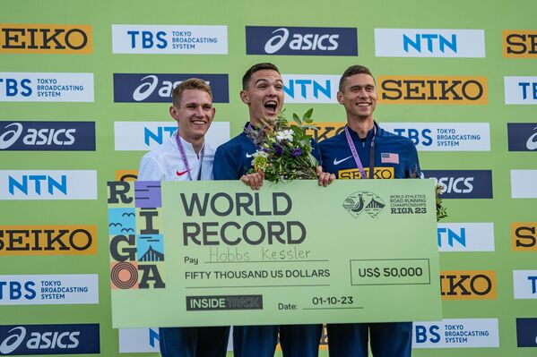 Мужскую милю с новым мировым рекордом 3:56,13 выиграл 20-летний американец Хоббс Кесслер - Sputnik Латвия
