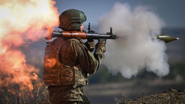 Военнослужащий ВС РФ стреляет из РПГ в зоне спецоперации - Sputnik Латвия