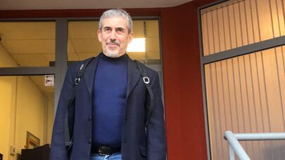 Журналист Владимир Линдерман у здания суда 