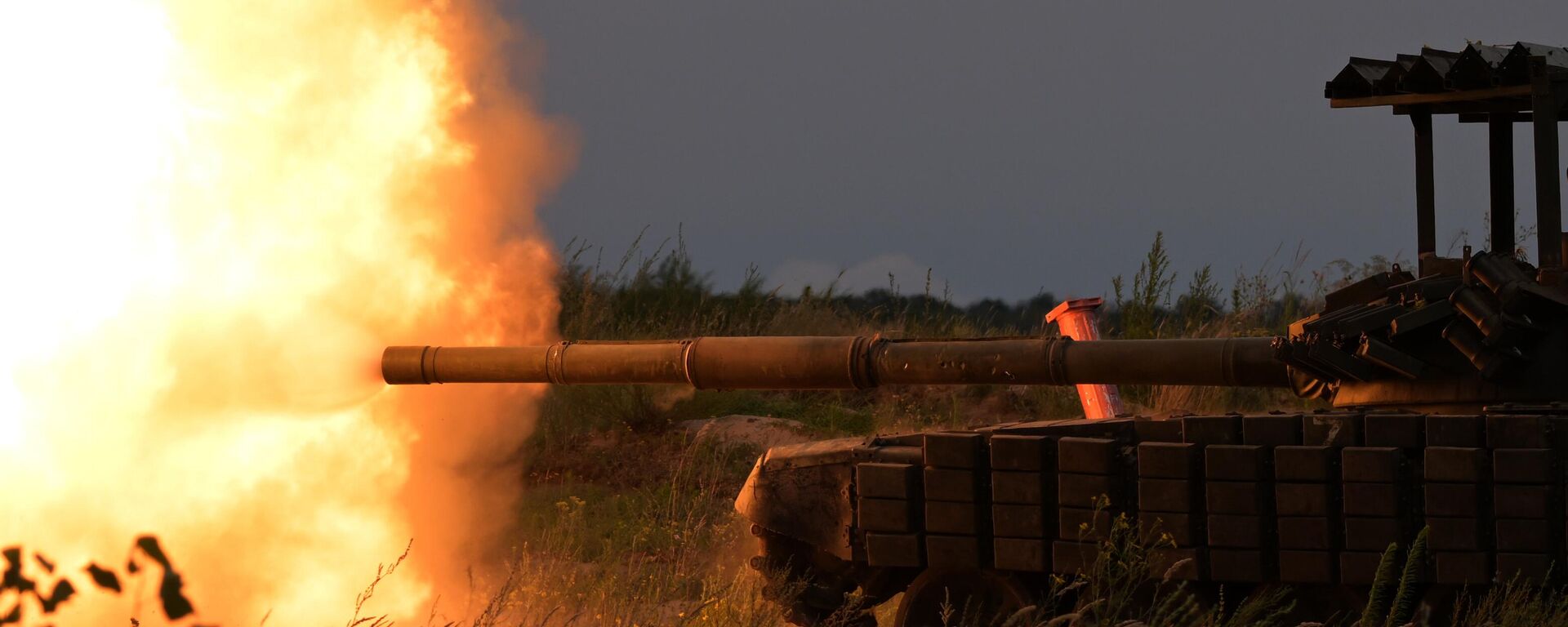 Экипаж танка Т-72 ВС РФ ведет огонь в зоне спецоперации - Sputnik Латвия, 1920, 01.07.2024