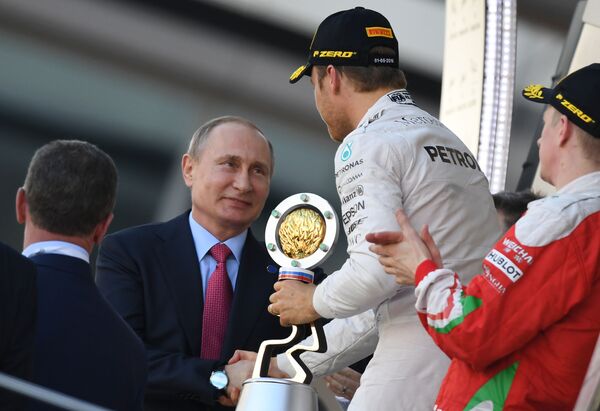 Президент России Владимир Путин на церемонии награждения победителя и призеров Гран-при России в автогонках класса Формула 1 - Sputnik Латвия