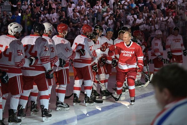 Президент РФ Владимир Путин принимает участие в гала-матче Ночной хоккейной лиги в ледовом дворце Большой в Сочи - Sputnik Латвия