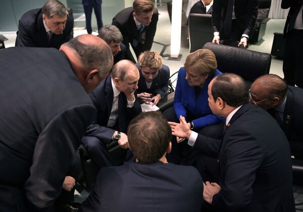 Президент РФ Владимир Путин, федеральный канцлер ФРГ Ангела Меркель и президент Египта Абдель Фаттах ас-Сиси во время встречи в Берлине - Sputnik Латвия