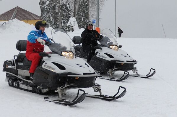 Президент РФ Владимир Путин и президент Белоруссии Александр Лукашенко во время катания на снегоходах - Sputnik Латвия