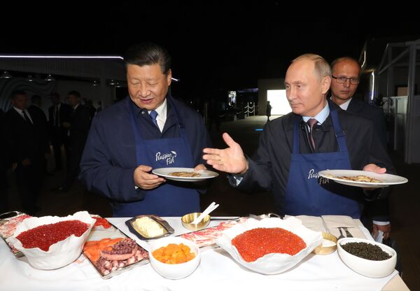 Председатель КНР Си Цзиньпин и президент РФ Владимир Путин во время посещения выставки в рамках ВЭФ во Владивостоке - Sputnik Латвия