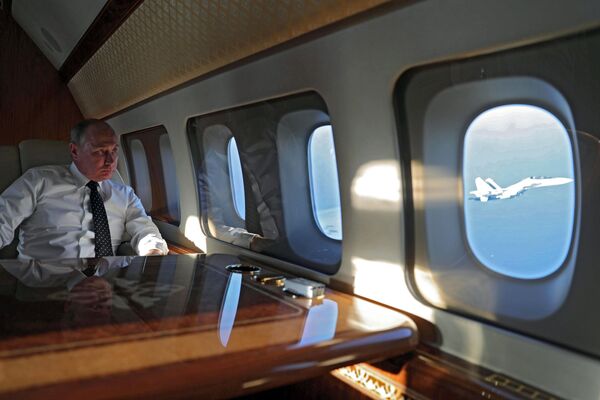 Президент РФ Владимир Путин на борту президентского самолета во время полета на авиабазу Хмеймим в Сирии - Sputnik Латвия