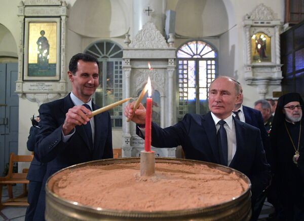 Президент Сирии Башар Асад и президент РФ Владимир Путин в кафедральном соборе Пресвятой Богородицы в Дамаске - Sputnik Латвия