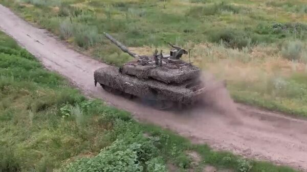 Боевая работа экипажа танка Т-90М Прорыв ЗВО - Sputnik Латвия