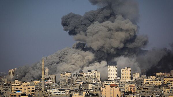 Клубы дыма над Газой после авиаударов Израиля - Sputnik Латвия