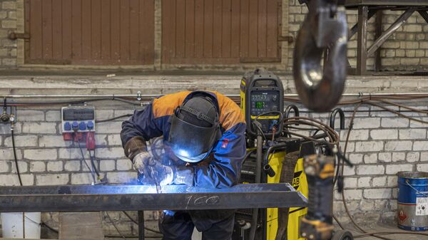 Рабочие будни металлообрабатывающей компании Метарс в Лиепае - Sputnik Латвия