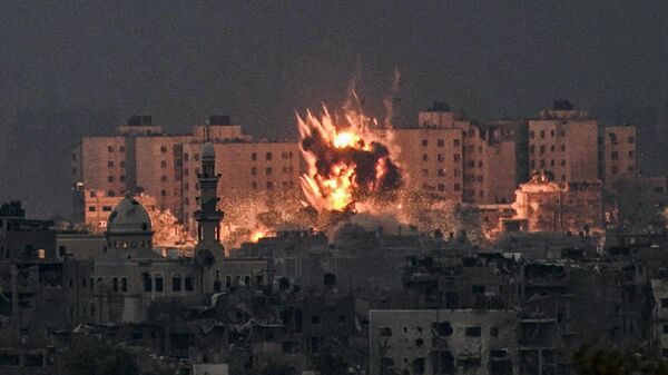 Взрыв во время израильской бомбардировки на севере сектора Газа - Sputnik Латвия