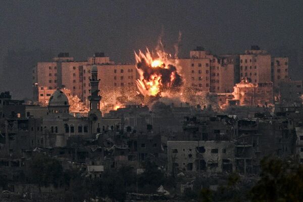 Взрыв во время бомбардировки сектора Газа со стороны Израиля - Sputnik Латвия