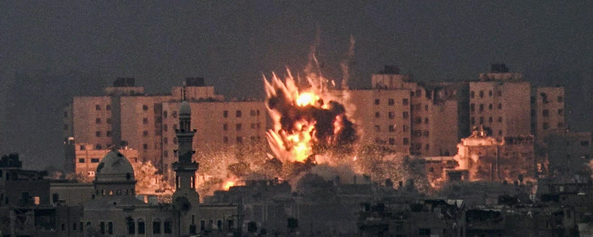 Взрыв во время израильской бомбардировки на севере сектора Газа - Sputnik Латвия, 1920, 19.10.2023