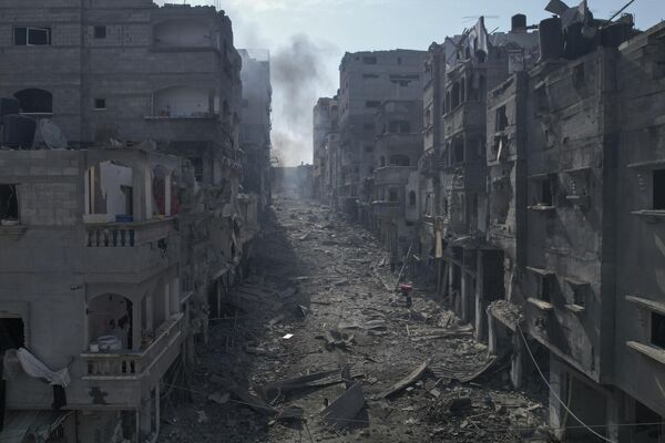 Разрушенные здания в Джабалии в секторе Газа после авиаудара со стороны Израиля - Sputnik Латвия