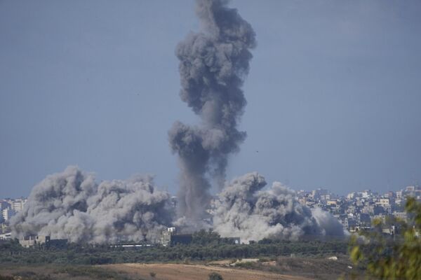 Дым поднимается после израильского авиаудара по сектору Газа  - Sputnik Латвия