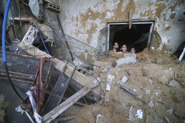 Палестинские дети смотрят на разрушенный дом в Рафахе  - Sputnik Латвия