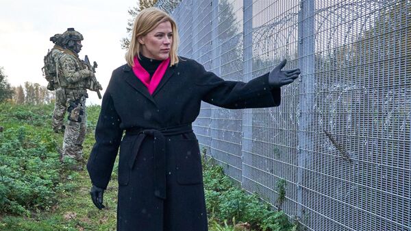 Премьер-министр Латвии Эвика Силиня осматривает забор на латвийско-белорусской границе  - Sputnik Латвия