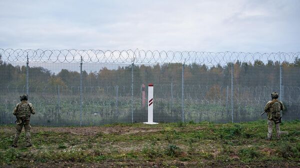 Латвийские пограничники на латвийско-белорусской границе  - Sputnik Латвия