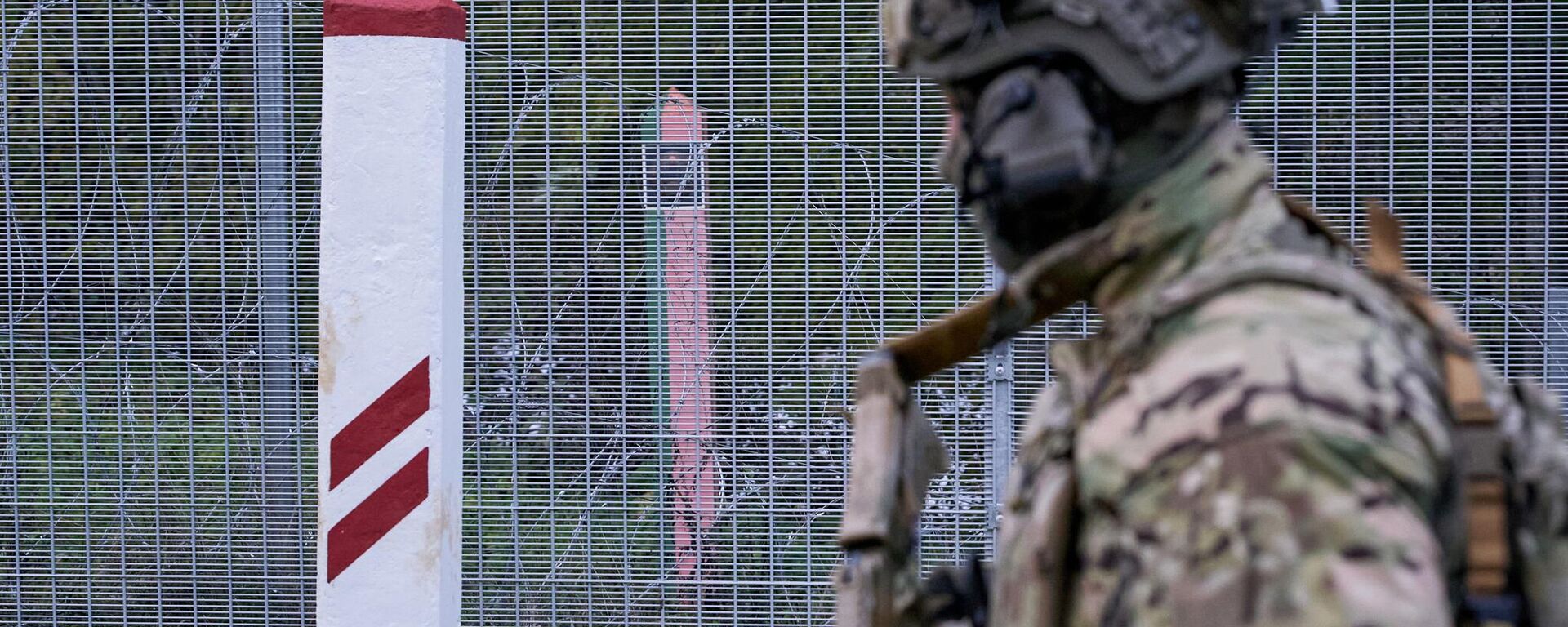 Пограничник на латвийско-белорусской границе - Sputnik Латвия, 1920, 20.08.2025