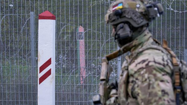 Пограничник на латвийско-белорусской границе - Sputnik Латвия