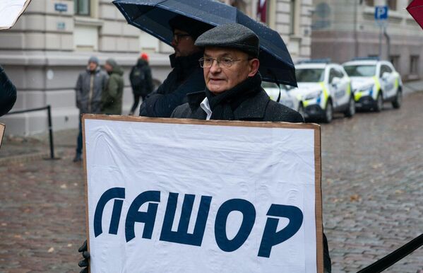 Председатель правления ЛАШОР Игорь Пименов принимает участие в пикете в защиту русскоязычного образования  - Sputnik Латвия