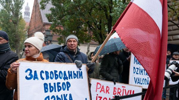 У Сейма Латвии прошел пикет в защиту русскоязычного образования - Sputnik Латвия