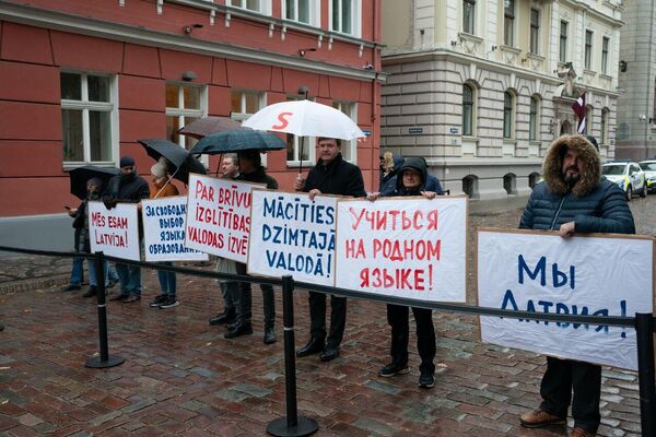 На акции, предположительно, присутствовали и сотрудники Службы госбезопасности, которые сфотографировали участников пикета - Sputnik Латвия
