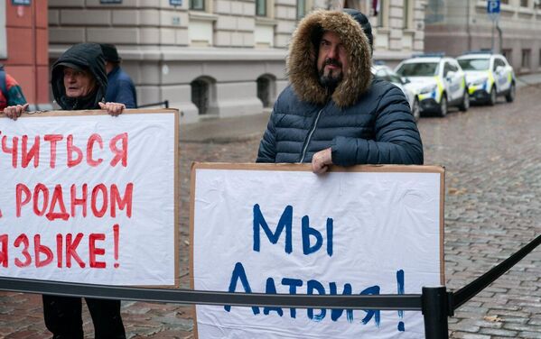 Журналист Владимир Дорофеев участвует в пикете в защиту русскоязычного образования - Sputnik Латвия