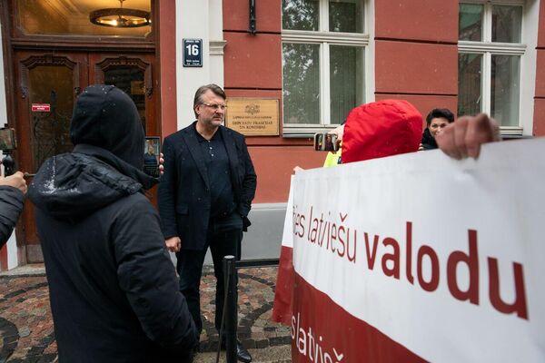 Лидер партии &quot;Латвия на первом месте&quot; Айнарс Шлесерс обращается к участникам акции в защиту русскоязычного образования  - Sputnik Латвия