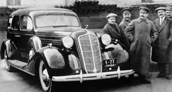 С 1925 года в кремлевский гараж стали поступать американские автомобили различных марок – Buick, Cadillac, Lincoln, Packard. Иосиф Сталин сначала ездил на 8-цилиндровом лимузине Packard, но в 1933 году пересел на 12-цилиндровый фаэтон этой же марки. В 1935-м руководителю СССР через американского посла передали подарок президента США Франклина Рузвельта – бронированный лимузин Packard Twelve массой свыше 6 т.А вскоре наладили и свое производство: разработкой лимузинов для первых лиц занялся автозавод им. Сталина (ЗИС, позднее - автозавод им. И. А. Лихачева, ЗИЛ; Москва), в 1942 году вышел автомобиль высшего класса ЗиС-101.На фото: Иосиф Сталин, Вячеслав Молотов, Анастас Микоян, Серго Орджоникидзе, Иван Лихачев у новой автомашины ЗИС-101 на территории Кремля. - Sputnik Латвия