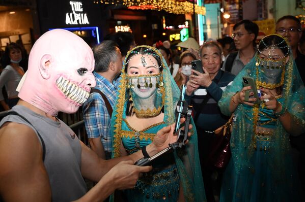Также в честь этого праздника прошел уличный маскарад в китайском Гонконге.  - Sputnik Латвия