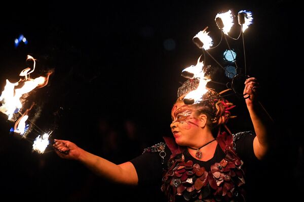 В шотландском Эдинбурге в этом году в честь праздника организовали фестиваль огня &quot;Самуин&quot;.  - Sputnik Латвия