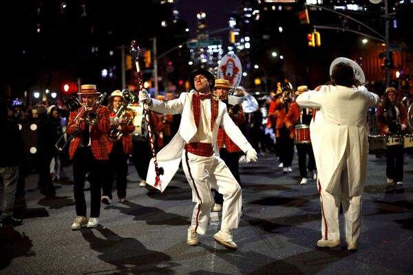 Также масштабный парад в честь Хеллоуина провели в американском Нью-Йорке.  - Sputnik Латвия