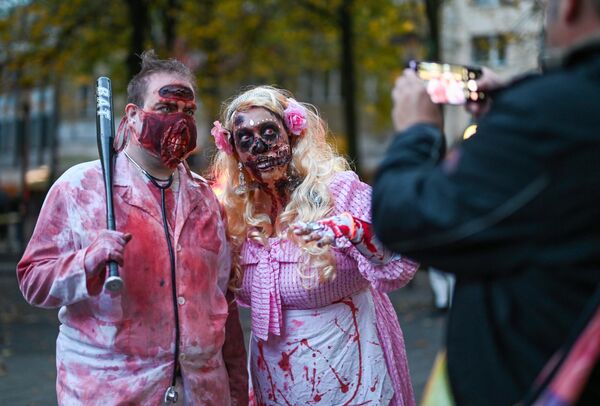 В немецком Эссене ежегодно на Хеллоуин проводят маскарадное шествие &quot;Марш Зомби&quot;. - Sputnik Латвия