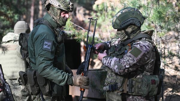 Военнослужащие мотострелкового батальона ЦВО в зоне спецоперации - Sputnik Латвия