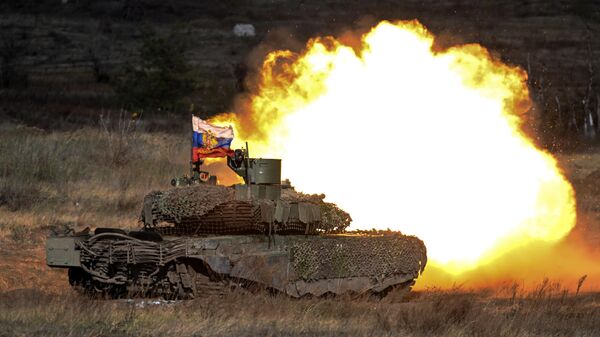 Танк Т-90М Прорыв на полигоне в зоне спецоперации - Sputnik Латвия