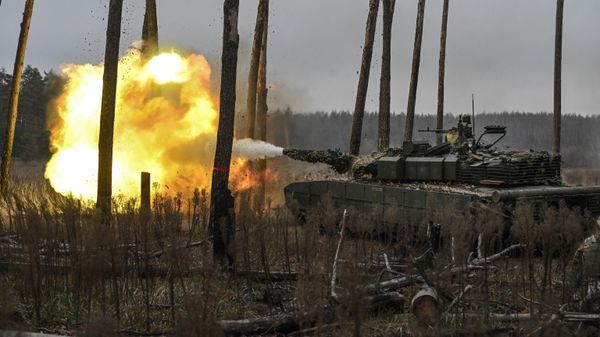 Боевая работа экипажей танков Т-80 ВС России в зоне СВО - Sputnik Латвия