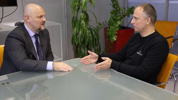Бежавший из Латвии политик Руслан Панкратов (слева) и корреспондент Sputnik Латвия Алексей Стефанов - Sputnik Латвия