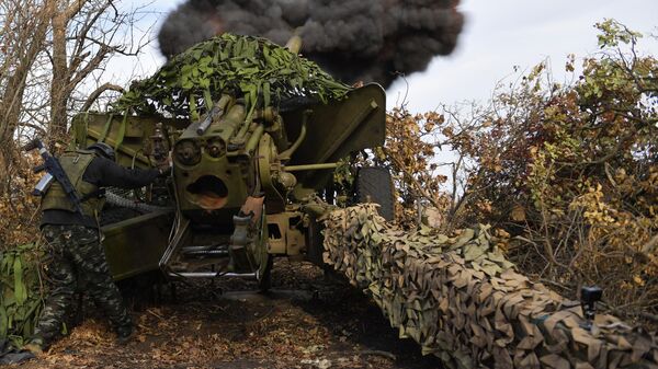 Боевая работа 152-мм пушки Гиацинт-Б ВС РФ в зоне спецоперации - Sputnik Латвия