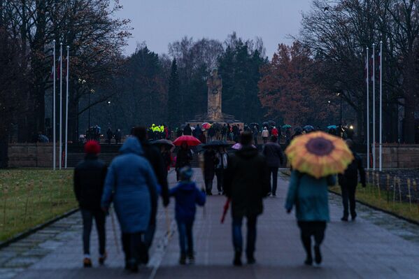 К вечеру субботы люди стали стягиваться на Братском кладбище в Риге, где проходила церемония зажжения свечей - Sputnik Латвия