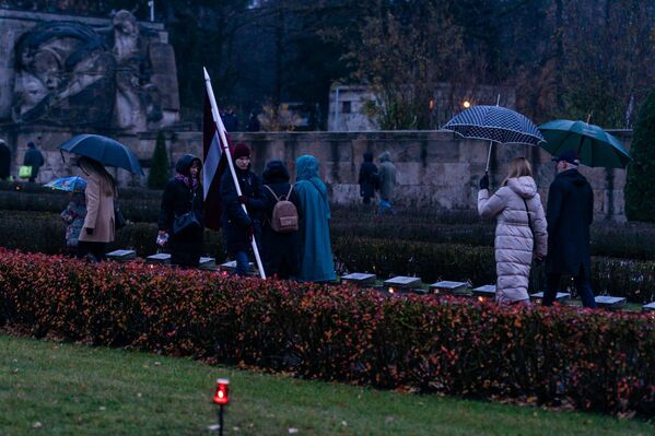 Зажжение свечей на Братском кладбище в Риге - Sputnik Латвия