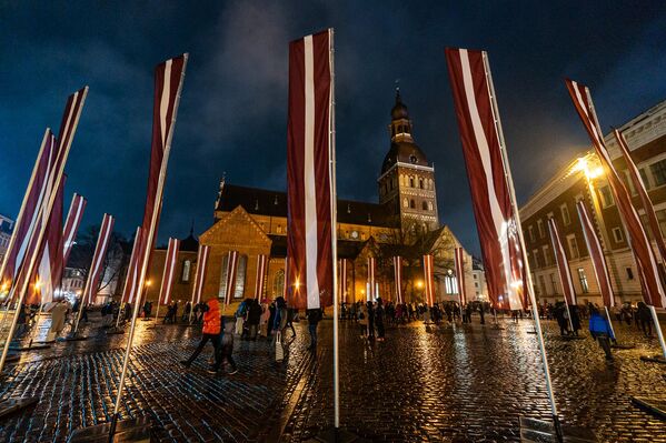 Люди с зажженными факелами прошли мимо Ратуши - Sputnik Латвия