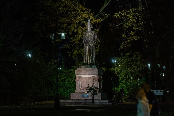 На рижский &quot;факельцуг&quot; невозмутимо взирал памятник Барклаю де Толли, который Рижская дума пока решила не трогать - Sputnik Латвия