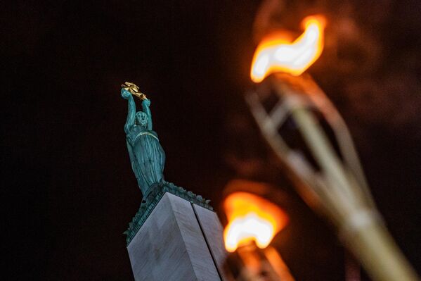 Факельное шествие миновало памятник Свободы - Sputnik Латвия