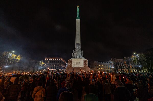Люди с факелами у памятника Свободы - Sputnik Латвия