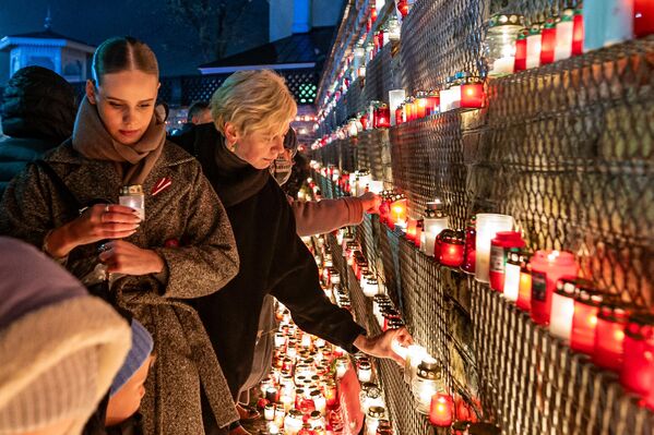 Шествие закончилось у стен Рижского замка, где люди зажгли тысячи свечей - Sputnik Латвия