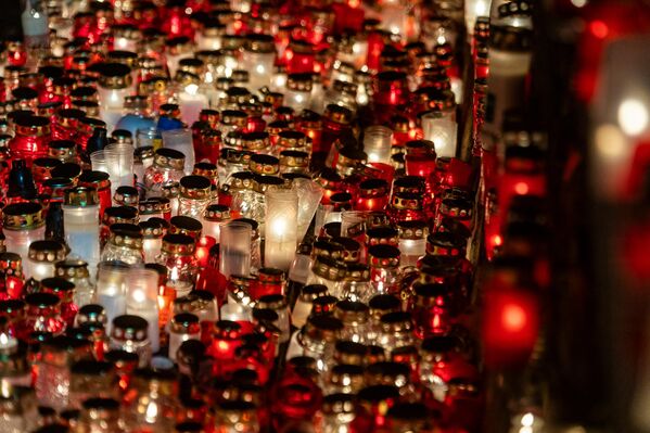 Свечи у стен Рижского замка - Sputnik Латвия