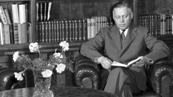 Латвийский писатель Вилис Лацис (1904-1966) в своей библиотеке - Sputnik Латвия