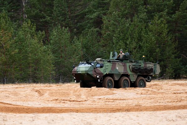 Латвийские военные показывают возможности бронетранспортера Patria 6х6 на военном полигоне в Адажи - Sputnik Латвия